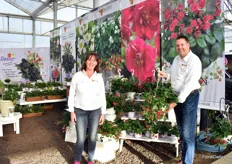 Dorien van Engelenburg and Eric Juckers of ABZ Seeds presenting the Summer Breeze Rose. It was introduced last year and is fully available on the market now. It is one of the double rose-like flowered strawberry varieties in their assortment. “It has a deep rose color and a lot of flowers”, explains Juckers. “On top of that, on top of that every flower produces a delicious strawberry It is a real ornamental edible and the demand so far is very good.”